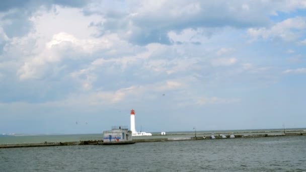 Один Маяк Расположенный Море Заднем Плане Заливе Одессы Рядом Гаванью — стоковое видео