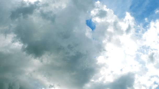 Gros Nuages Blancs Spectaculaires Duveteux Dans Ciel Bleu Sur Une — Video