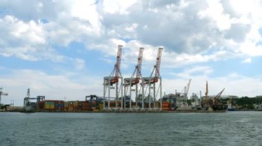 Ukrayna'da Odessa deniz ticaret limanının kargo önünde Deniz liman vinçler ve sanayi bölgesi. Lojistik yük merkezi. Denizden manzara.