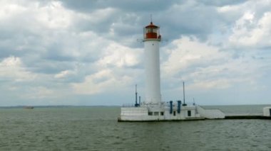 Karadeniz'de Odessa limanının yanında, Odessa Körfezi'nde arka planda, denizde bulunan yalnız deniz feneri. Vorontsov deniz feneri. Mavi gökyüzü. Seçici yumuşak odaklama. 