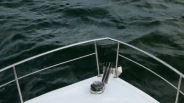 Karadeniz'in dalgalarını kesen beyaz deniz gemisi veya yatının burnu. Üst te. Dalgalanan deniz, gemi trafiği, yolcu gemisi, deniz yolculuğu, yatçılık için kullanılabilir.