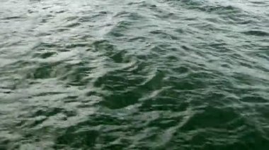 Karadeniz'de dalgalı dalgalar la akan sakin değil, akan deniz dalgası. Güneş yansıması. Doğal deniz geçmişi. Close.