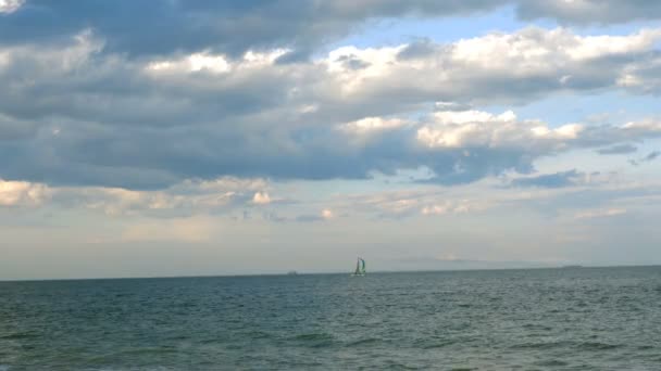 Linea Orizzontale Tra Mare Blu Cielo Viola Con Linea Orizzonte — Video Stock