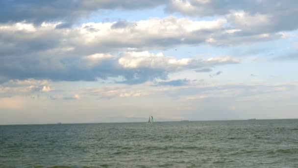 Línea Horizontal Entre Mar Azul Cielo Púrpura Con Línea Horizonte — Vídeos de Stock