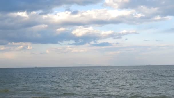 Горизонтальная Линия Между Синим Морем Фиолетовым Небом Горизонтальной Линией Закате — стоковое видео