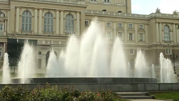 オデッサ オペラ バレエ劇場の前に 大きな噴水が水を噴き出しています 大都市の噴水 水の高い流れ 白い飛沫 アウトドア クローズアップ — ストック動画
