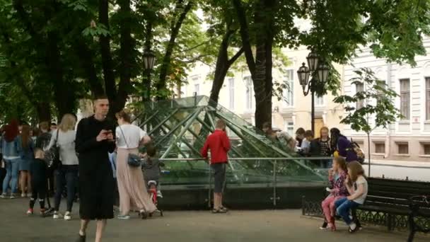 Odessa Ukraina Maj 2019 Invånarna Staden Och Turister Går Längs — Stockvideo