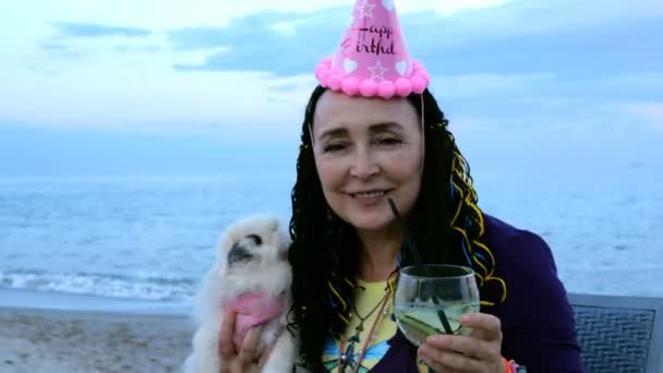 Feliz Mujer Adulta Madura Etnia Caucásica Una Gorra Cumpleaños Con — Vídeos de Stock