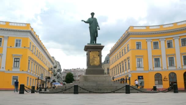 Människor Går Nära Den Berömda Monument Till Duke Richelieu Primorsky — Stockvideo