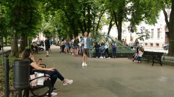 乌克兰奥德萨 2019年5月 城市的居民和游客沿着普里莫尔斯基大道行走 敖德萨 著名景点 — 图库视频影像