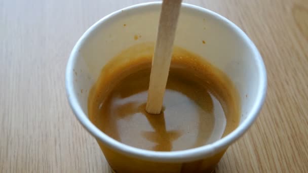 Café Con Espuma Mezclado Con Palo Madera Una Taza Papel — Vídeos de Stock