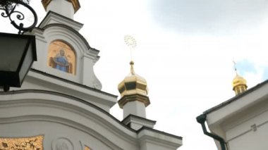 Ortodoks Hıristiyan Manastırı. Kiev-Pechersk Lavra manastırı, bulutlar ile mavi gökyüzü Ortaçağ Katedrali ve kiliselerin altın kubbeleri. Tarihi kültürel sığınak. Kyiv Pechersk Lavra, Kiev, Ukrayna.