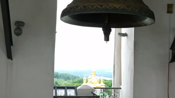 贝尔在基辅 佩切斯克拉夫拉修道院的东正教教堂的钟楼 蓝天与云 基辅佩切斯克拉夫拉 乌克兰 — 图库视频影像