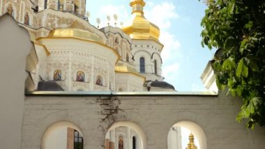 Ortodoks Hıristiyan Manastırı. Kiev-Pechersk Lavra manastırı, bulutlar ile mavi gökyüzü Ortaçağ Katedrali ve kiliselerin altın kubbeleri. Tarihi kültürel sığınak. Kyiv Pechersk Lavra, Kiev, Ukrayna.