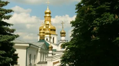 Ortodoks Hıristiyan Manastırı. Kiev-Pechersk Lavra manastırı, bulutlar ile mavi gökyüzü Ortaçağ Katedrali ve kiliselerin altın kubbeleri. Tarihi kültürel sığınak. Kyiv Pechersk Lavra, Kiev, Ukrayna.
