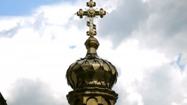 Kiev-Pechersk Lavra manastırı, bulutlar ile mavi gökyüzü Ortodoks Kilisesi kubbe üzerinde Cross. Kyiv Pechersk Lavra, Kiev, Ukrayna. 