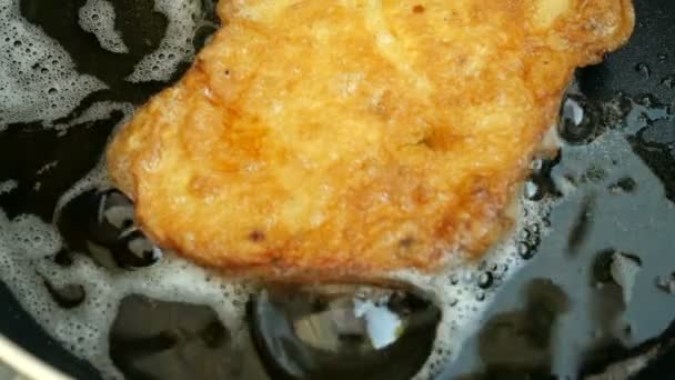 Zelfgemaakte Keuken Croutons Toast Van Wit Brood Geweekt Een Kip — Stockvideo