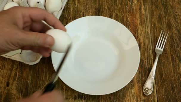 Cucina Casalinga Mani Cuochi Rompono Uova Pollo Con Coltello Tavola — Video Stock