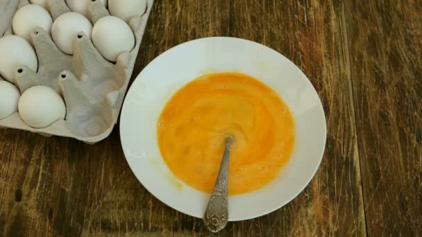 Cuisine Maison Les Mains Cuisinière Battent Mélangent Les Œufs Poulet — Video