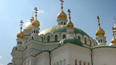 Ortodoks Hıristiyan Manastırı. Katedral ve kiliselerin altın kubbeleri, Kiev-Pechersk Lavra Manastırı, bulutlu mavi gökyüzü. Tarihi kültürel sığınak. Pechersk Lavra, Kiev, Ukrayna. Statik çekim. 