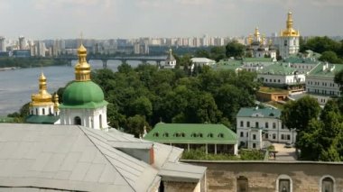 Ortodoks Hıristiyan Manastırı. Katedral ve kiliselerin altın kubbeleri, Kiev-Pechersk Lavra Manastırı, bulutlu mavi gökyüzü. Tarihi kültürel sığınak. Pechersk Lavra, Kiev, Ukrayna. Statik çekim. 
