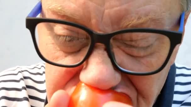 Hongerige Oudere Man Snel Hebberig Eet Sappige Grote Rode Tomaat — Stockvideo