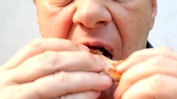 Hungriger Älterer Mann Isst Schnell Und Gierig Gebratene Chicken Wings — Stockvideo
