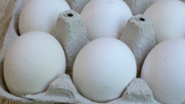 Beyaz tavuk yumurtaları taze, ekolojik karton ambalaj yığılmış. Yemek geçmişi. Close.