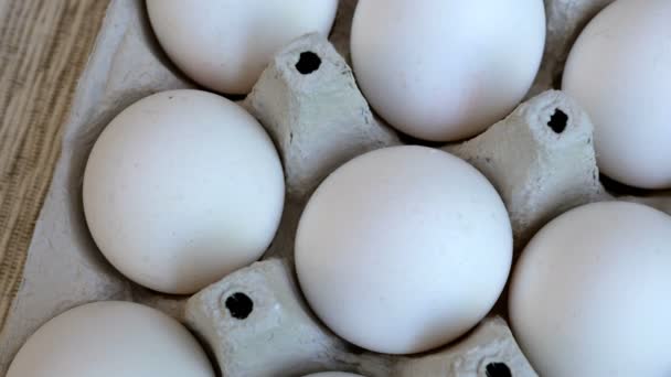 Los Huevos Pollo Blanco Son Frescos Apilados Envases Cartón Ecológico — Vídeos de Stock