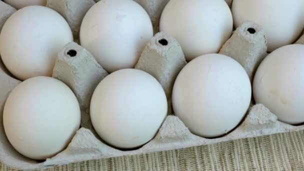 Białe Jaja Kurze Świeże Ułożone Ekologiczne Opakowania Kartonowe Tło Żywnościowe — Wideo stockowe