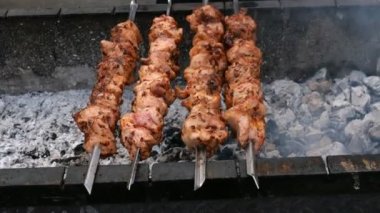 Domuz eti veya sığır eti Şişler bir barbekü veya ızgara sıcak kömürler üzerinde kızartılır.