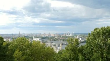 Kiev Vladimirskaya Gorka parkından, köprüler ile Podol ilçe ve Dinyeper Nehri görünümü, Ukrayna.