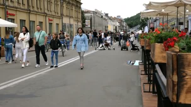 Kijów Ukraina Maj 2019 Mieszkańcy Miasta Kijowa Chodzić Weekend Kontraktova — Wideo stockowe