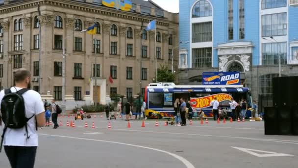 Kiev Oekraïne Mei 2019 Inwoners Van Stad Kiev Lopen Het — Stockvideo