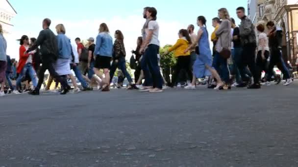 Kiev Ucrania Julio 2019 Gente Cruza Calle Semáforo Una Encrucijada — Vídeos de Stock