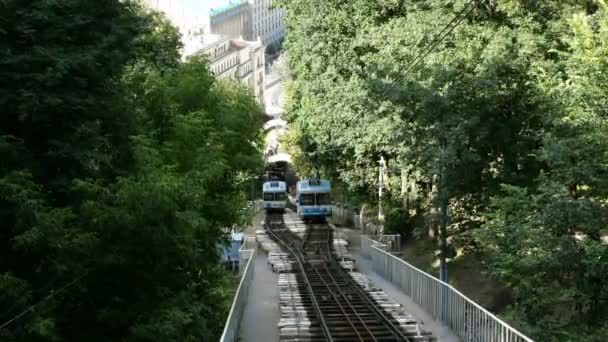 Τελεφερίκ Τελεφερίκ Που Χρησιμοποιούν Για Τις Δημόσιες Συγκοινωνίες Πηγαίνοντας Ράγες — Αρχείο Βίντεο