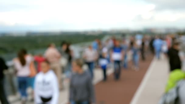 Colpo sfocato di folla persone anonime a piedi e rilassarsi lungo il ponte pedonale-bicicletta sulla discesa Vladimirsky a Kiev Ucraina nel fine settimana . — Video Stock