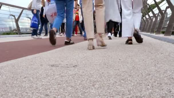 Kiev, ukraine, juni 2019: - Beine von Unbekannten spazieren und entspannen entlang der Fußgänger- und Fahrradbrücke über die Wladimirsky-Abfahrt in kiev ukraine. — Stockvideo