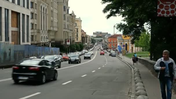 Kiev. Ukrayna. Haziran 2019: - Kiev Posta Meydanı yönünde sokakta Vladimirsky iniş araba hareketi, Ukrayna. — Stok video