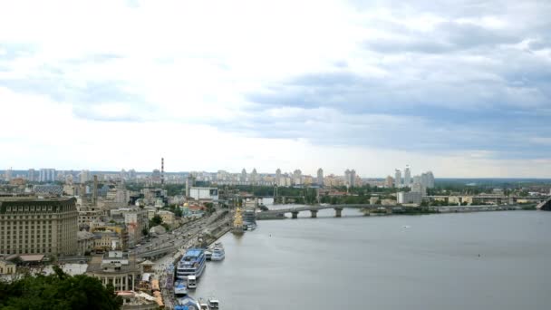 Vista superior del terraplén del Dniéper, estación del río, distrito de Podolsky, puente de La Habana en Kiev, Ucrania . — Vídeos de Stock