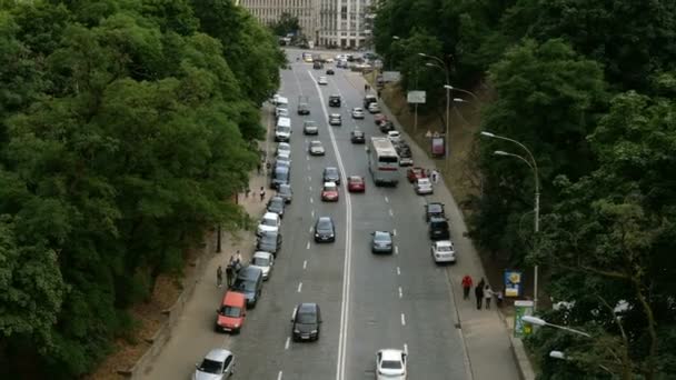 Kiev. Ukraine. June 2019: - The movement of cars on the street Vladimirsky descent in the direction of the Postal Square in Kiev, Ukraine. Top view. — Stock Video