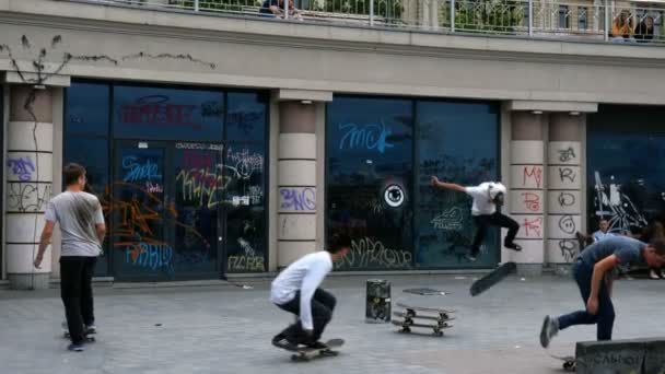 Kiev Ukraine June 2019 Group Teenagers Riding Skateboards Playground Wasteland — Stock Video