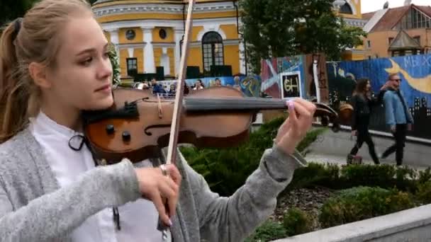 Kiev Ukrayna Haziran 2019 Busker Kare Açık Havada Keman Müzik — Stok video