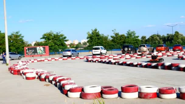 Kiev, Ukraina, juli 2019:-människor har kul ridning karting i ett rekreationsområde eller på kart spår. Suddig rörelse. — Stockvideo