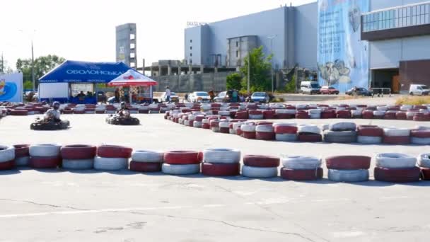 Kiev, Ukrayna, Temmuz 2019: - İnsanlar bir rekreasyon alanında veya Kart pistinde karting sürme eğlenceli. Bulanık hareket. — Stok video