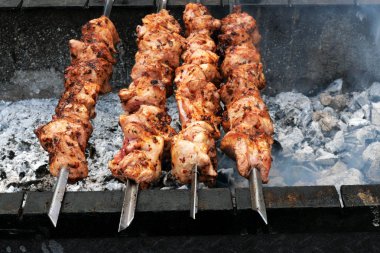 Domuz eti veya sığır eti şişler bir barbekü sıcak kömürler üzerinde kızartılır