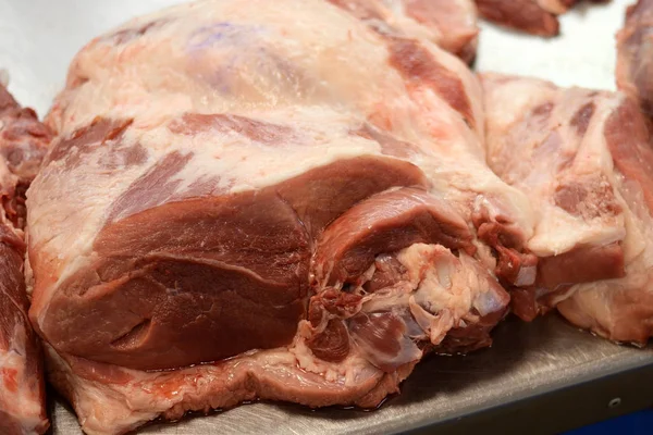 展示各种生肉，熏肉和猪油在街头马 — 图库照片