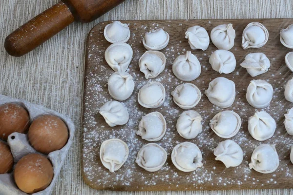 Prozess der Zubereitung hausgemachter Fleischknödel. Schnitzel mit Witz — Stockfoto