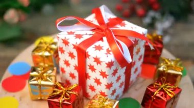 Dekoratif noel veya yeni yıl hediye kutuları koleksiyonu ahşap bir stand üzerinde daire içinde döner. Noel desgn için kullanın.