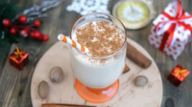 Komik noel tatili için, zemin hindistan cevizi ile ev yapımı geleneksel noel baharatlı sıcak içecek eggnog, bir bardak tarçın. Daire içinde döner.
